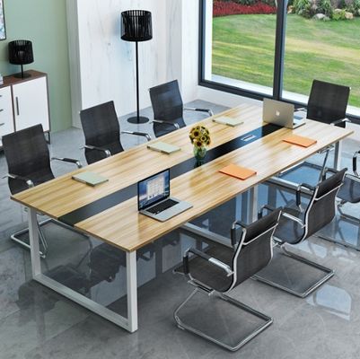 Mesa de conferencias con sillas para el final de la sala de reuniones