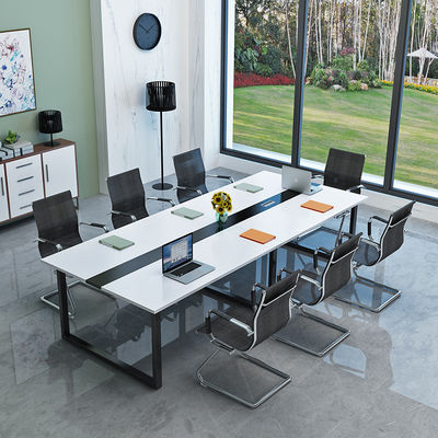 Mesa de conferencias con sillas para el final de la sala de reuniones