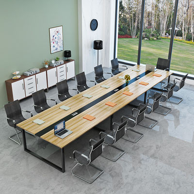 Mesa de conferencias con sillas para el final de la sala de reuniones