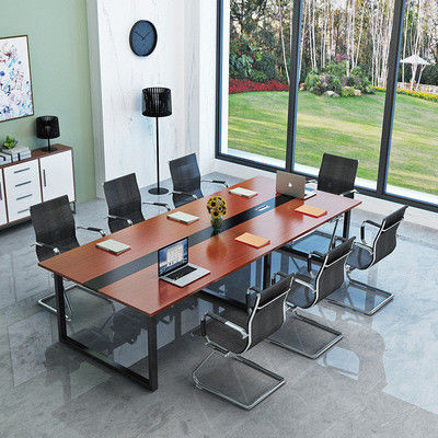 Mesa de conferencias con sillas para el final de la sala de reuniones