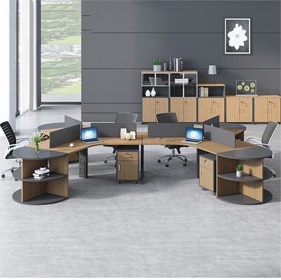 3/6 Persona Estación de trabajo Muebles de oficina modernos simples con silla de escritorio y pantallas