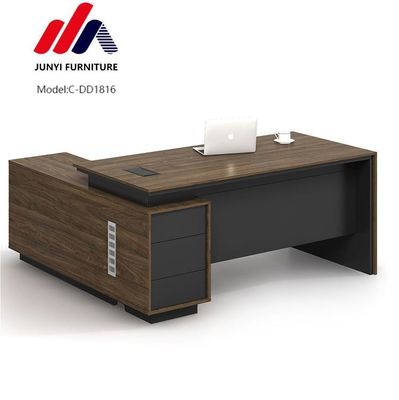 Estilizado escritorio ejecutivo en forma de L para director y gerente en diseño moderno