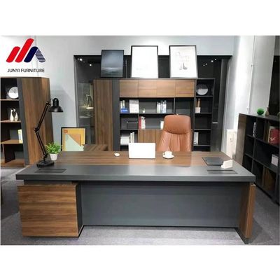 Estilizado escritorio ejecutivo en forma de L para director y gerente en diseño moderno